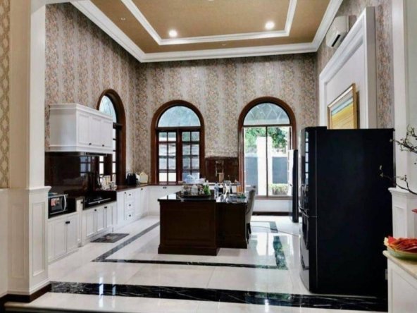 RUMAH MEWAH 2 LANTAI PIK