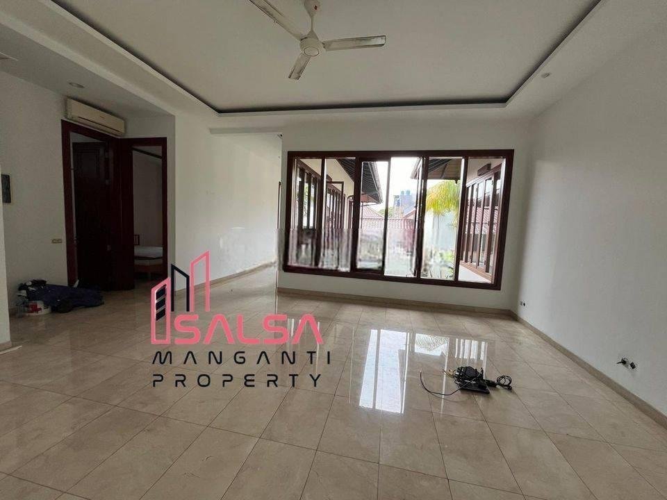 DISEWAKAN RUMAH TROPICAL GARDEN MODERN TAMAN CANTIK PRIVATE POOL DALAM COMPOUND SIAP HUNI DEKAT SEKOLAH PRANCIS DAN KEMANG DAN KEBAYORAN BARU AREA CIPETE JAKARTA SELATAN