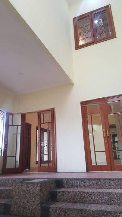Jual cepat Rumah Mewah 2 lantai kondisi bagus terawat di kawasan elit Raffles Hill Cibubur Jakarta Timur. Lokasi strategis