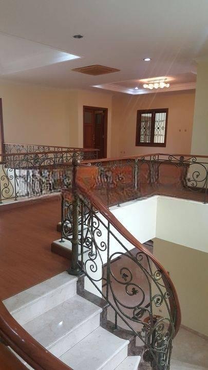 Jual cepat Rumah Mewah 2 lantai kondisi bagus terawat di kawasan elit Raffles Hill Cibubur Jakarta Timur. Lokasi strategis