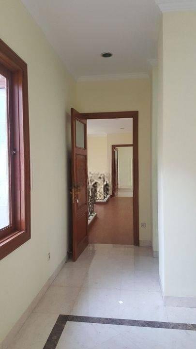 Jual cepat Rumah Mewah 2 lantai kondisi bagus terawat di kawasan elit Raffles Hill Cibubur Jakarta Timur. Lokasi strategis