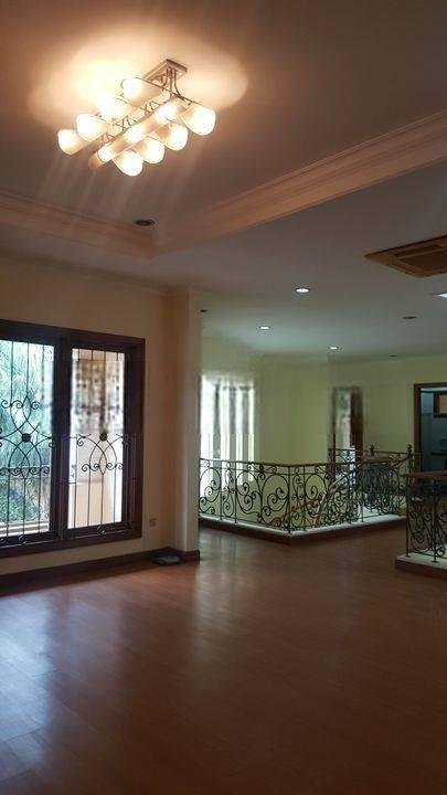 Jual cepat Rumah Mewah 2 lantai kondisi bagus terawat di kawasan elit Raffles Hill Cibubur Jakarta Timur. Lokasi strategis