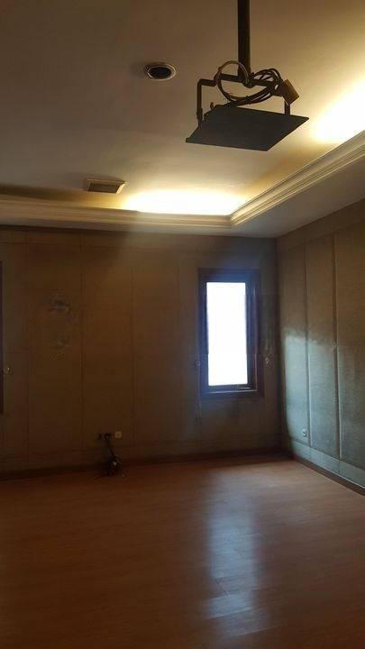 Jual cepat Rumah Mewah 2 lantai kondisi bagus terawat di kawasan elit Raffles Hill Cibubur Jakarta Timur. Lokasi strategis