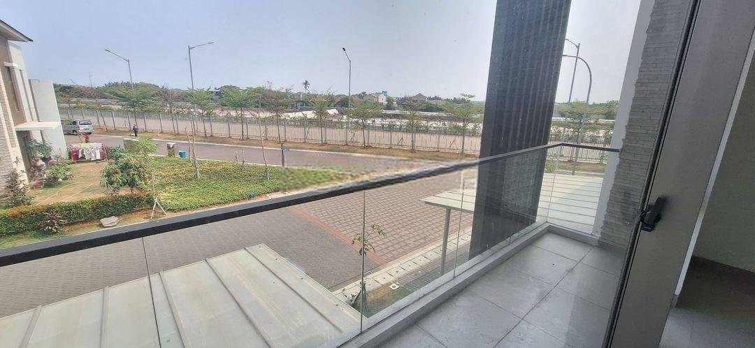 rumah 2 lantai PIK 2 uk 10x15m kosongan