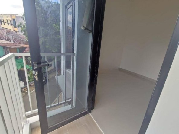 Rumah modern 3 lantai di rawasari dekat mall Grand pramuka square Jakarta pusat