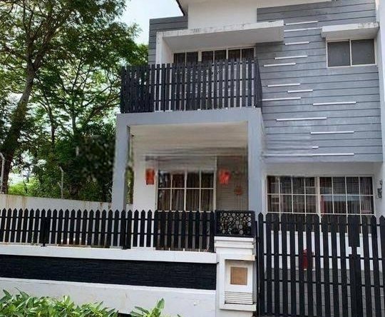 RUMAH HOEK CANTIK Dengan Taman Yang Luas DI Pantai Indah Kapuk
