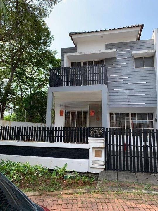 RUMAH HOEK CANTIK Dengan Taman Yang Luas DI Pantai Indah Kapuk