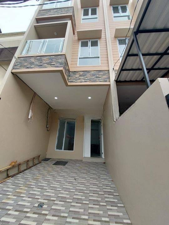 Rumah grogol 3 lantai shm jalan 2 mobil