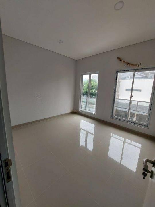 Rumah grogol 3 lantai shm jalan 2 mobil