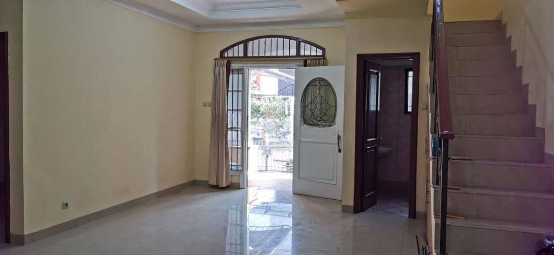 Termurah Sewa Rumah LB 200m2 Semi Furnished Di Gading Residence