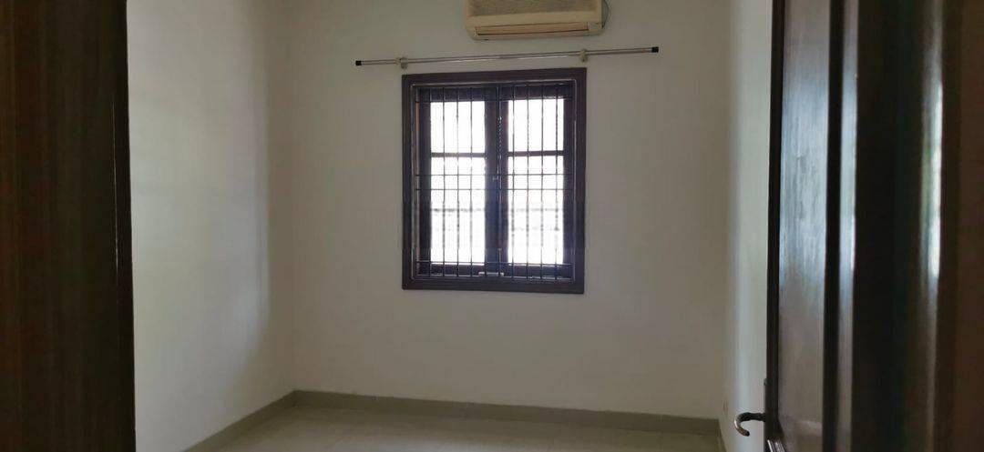Termurah Sewa Rumah LB 200m2 Semi Furnished Di Gading Residence