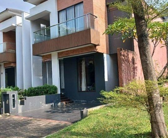 Rumah Lokasi Strategis Ada Taman Depan Dan Belakang Di Bintaro