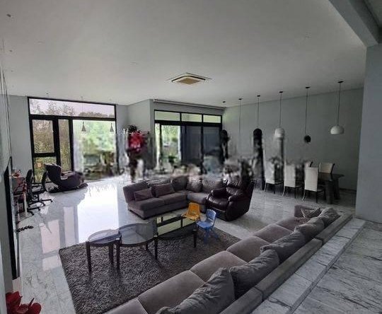 Rumah Mewah Pik View Golf Dekat Pik Avenue Jarang Ada