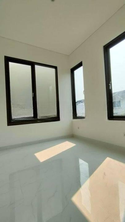 Rumah Sunrise Garden di Jalan surya mutiara 2 Lantai SHM Baru