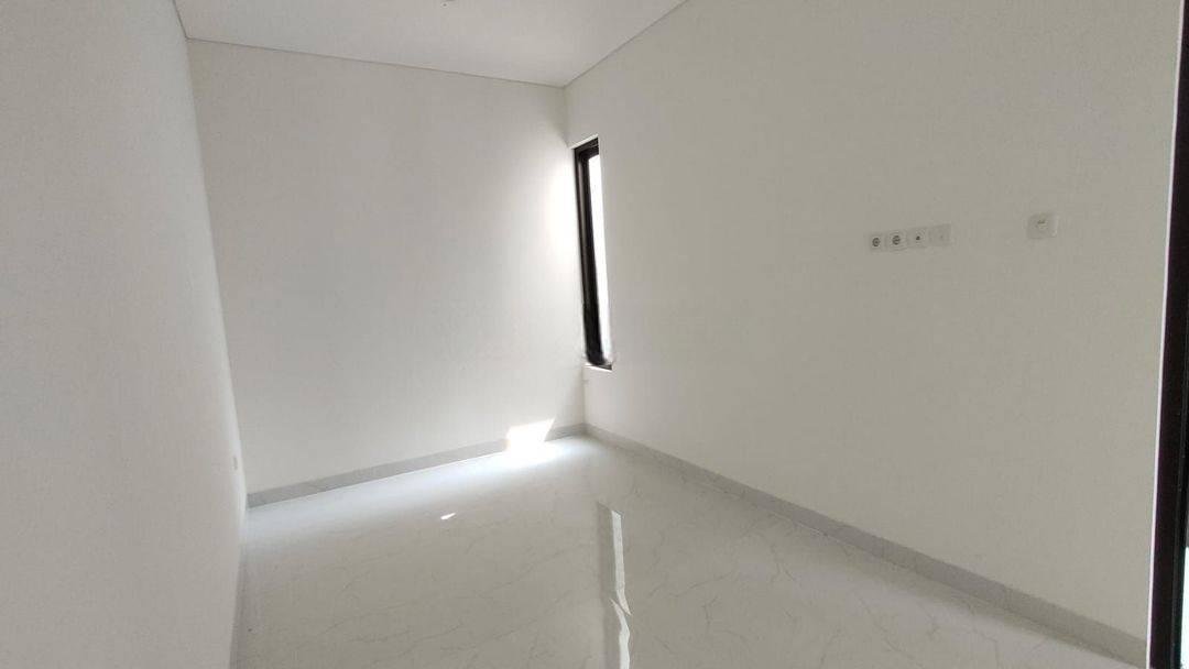 Rumah Sunrise Garden di Jalan surya mutiara 2 Lantai SHM Baru