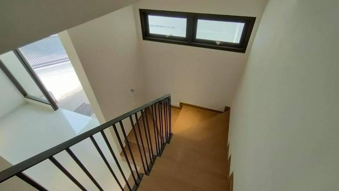 Rumah Sunrise Garden di Jalan surya mutiara 2 Lantai SHM Baru