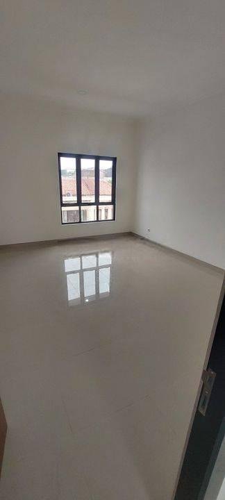 Rumah Tanjung Duren 3 Lantai SHM Timur Jalan 2 Mobil