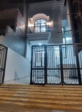 Rumah Green Ville 3 Lantai SHM Jalan 3 Mobil 2 Carport American Classic Model