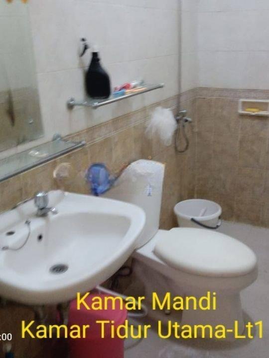 Rumah Modern 2 Setengah Lantai Disewakan di Legenda Wisata