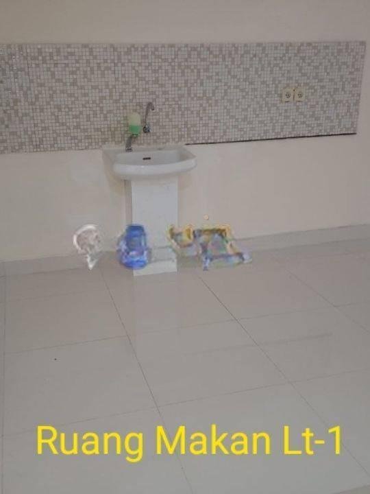 Rumah Modern 2 Setengah Lantai Disewakan di Legenda Wisata