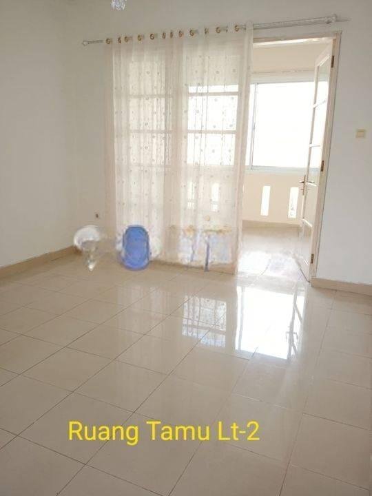 Rumah Modern 2 Setengah Lantai Disewakan di Legenda Wisata