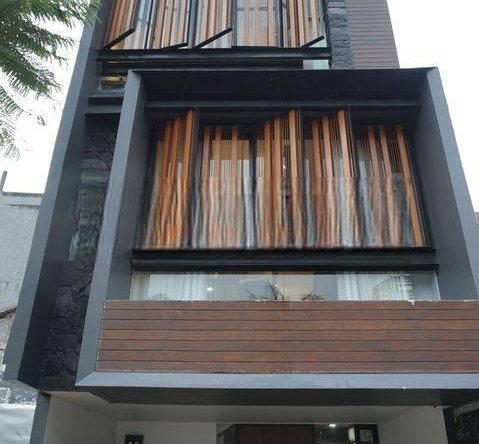 Rumah Mewah 4 Lantai SHM di Pusat Kota Lokasi Sangat Strategis