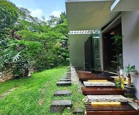 Rumah Impian Modern 2.5 lantai depan taman besar di area Cilandak Barat Jakarta Selatan