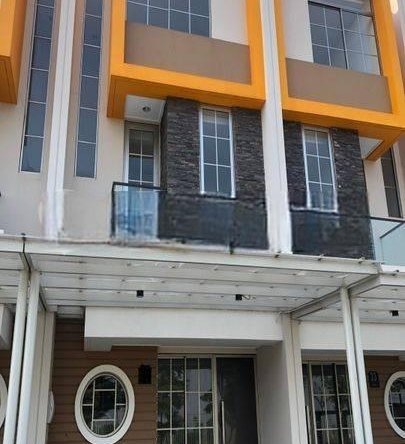 Disewakan Rumah Tiga Lantai Pik 2 Ukuran 4.5X10 Semi Furnished