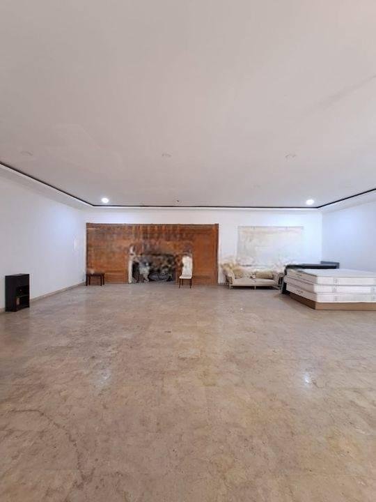 Rumah Besar Satu Lantai Dengan Kolam Renang Dekat Senayan