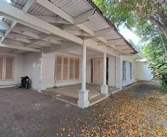 Rumah Besar Satu Lantai Dengan Kolam Renang Dekat Senayan