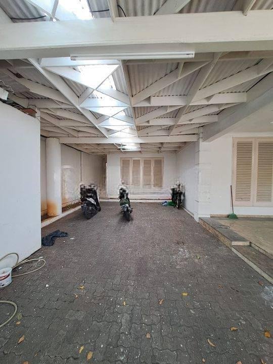 Rumah Besar Satu Lantai Dengan Kolam Renang Dekat Senayan