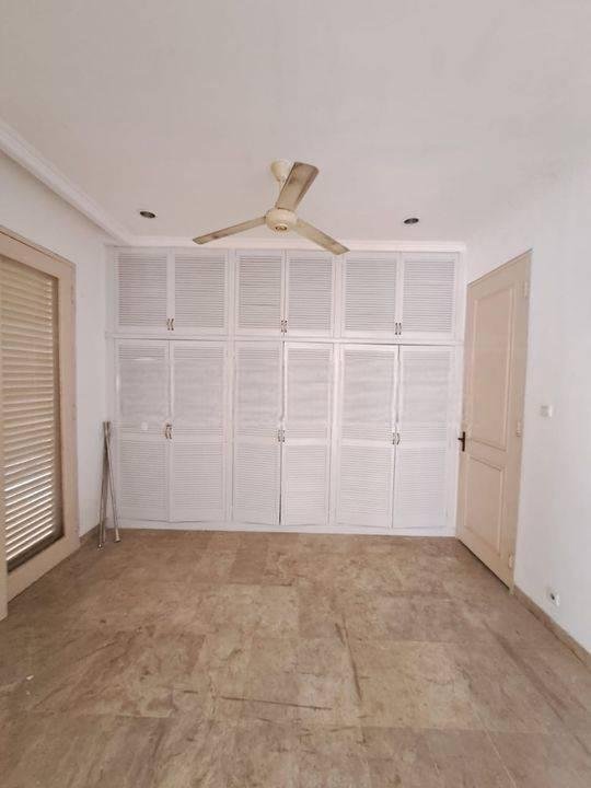 Rumah Besar Satu Lantai Dengan Kolam Renang Dekat Senayan