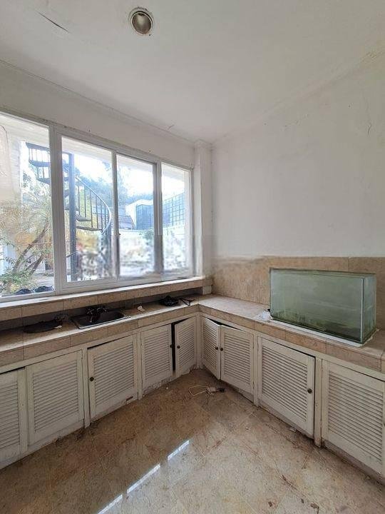 Rumah Besar Satu Lantai Dengan Kolam Renang Dekat Senayan