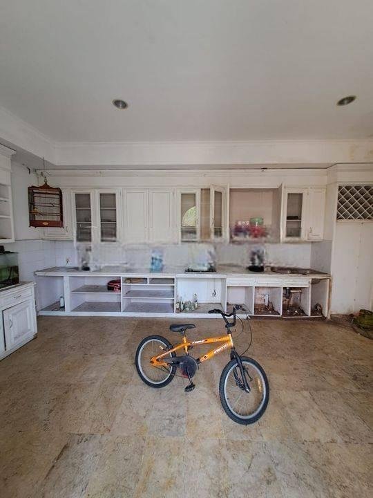 Rumah Besar Satu Lantai Dengan Kolam Renang Dekat Senayan