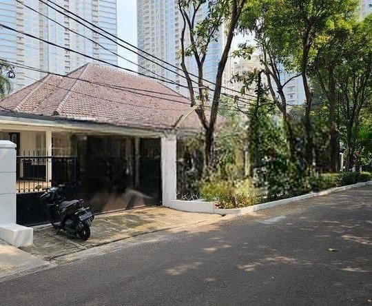 DIJUAL RUMAH DEPAN TAMAN DI KEBAYORAN BARU JL. MARTIMBANG LT 865m2 LOKASI SANGAT TENANG