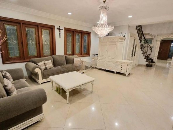 Rumah mewah terawat rapi di Jl kartini jakarta pusat furnish