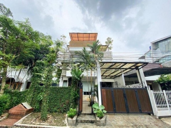 Pondok Indah Rumah Cantik 3 Lantai Siap Huni