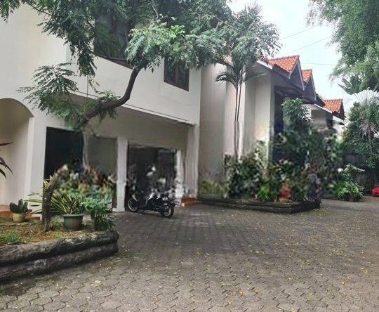 Rumah townhouse luas lingkungan tenang di Kemang jaksel ada pool
