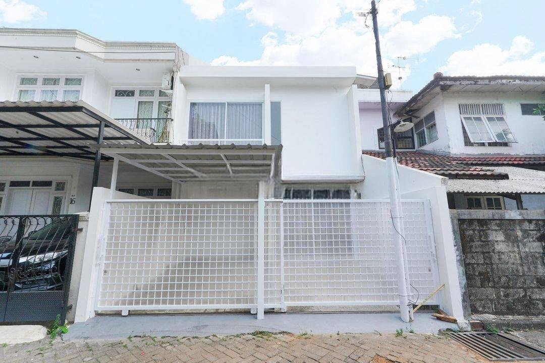 Rumah Modern Semi Furnished di Tangsel Dekat Sekolah Dan Mall Gratis Renov J14473