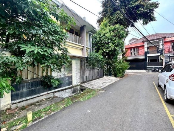 Rumah Mewah di Tebet Barat Depan Taman