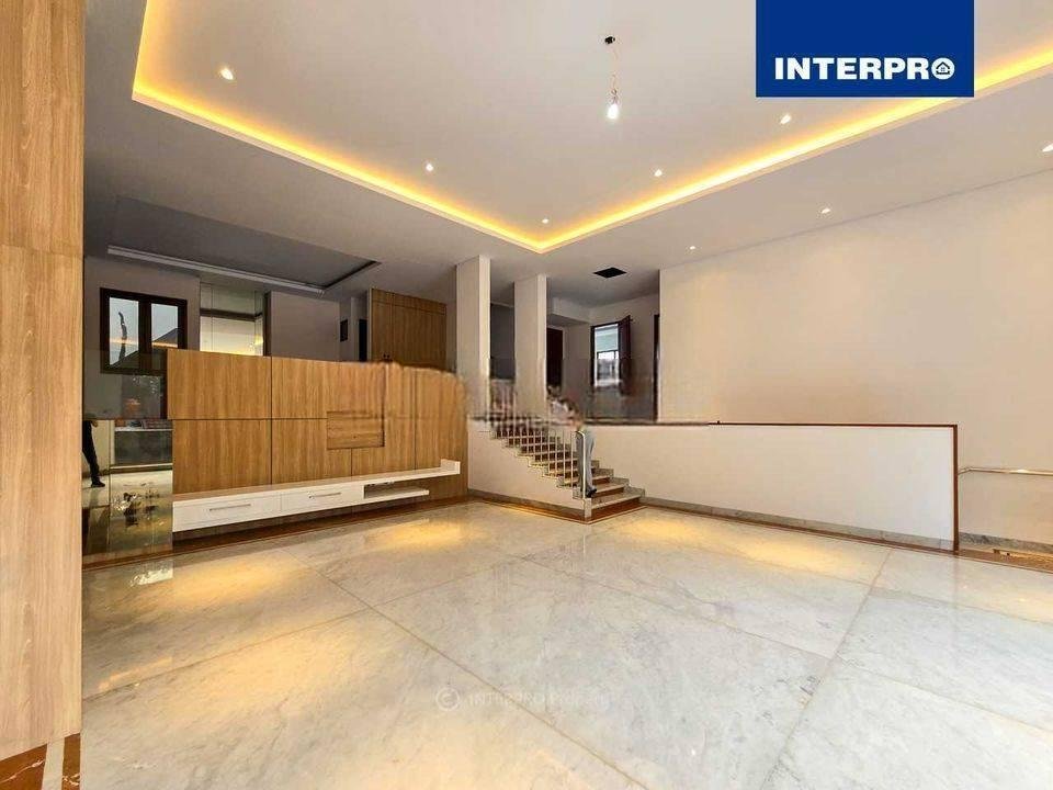 Rumah Mewah di Taman Villa Meruya Siap Huni Luas 374m2