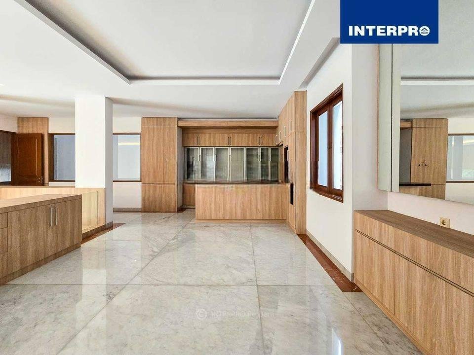 Rumah Mewah di Taman Villa Meruya Siap Huni Luas 374m2