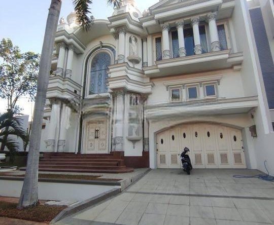 Rumah di Villa Artha Gading luas tanah 630m2 2 Lantai 5 + 2 kamar Bagus ada kolam renang di kelapa gading