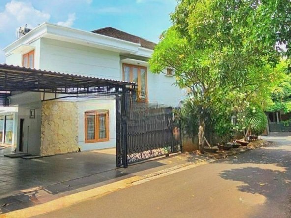 Turun Harga Dekat Njop Rumah Depan Taman di Pondok Indah