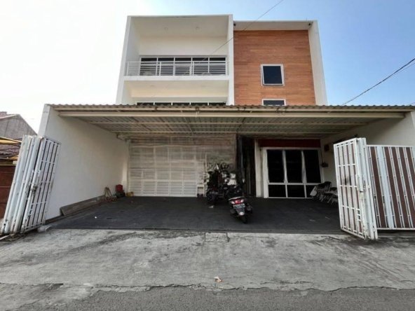 Rumah Bangunan Bagus Dengan Rooftop Jalan 2 Mobil