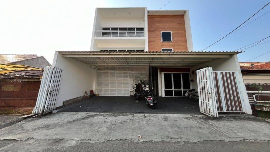 Rumah Bangunan Bagus Dengan Rooftop Jalan 2 Mobil