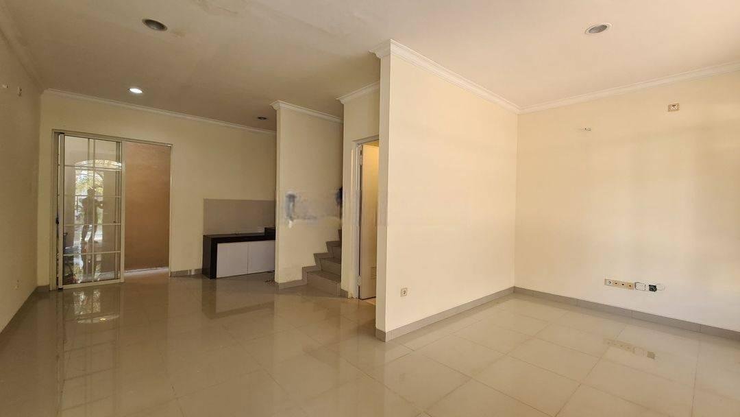 Rumah 2 Lantai Timur Laut cluster europe rapi siap huni