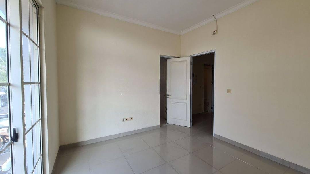 Rumah 2 Lantai Timur Laut cluster europe rapi siap huni