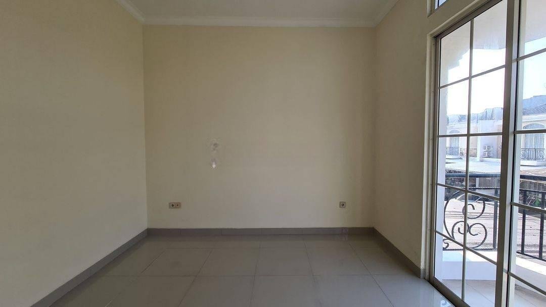 Rumah 2 Lantai Timur Laut cluster europe rapi siap huni