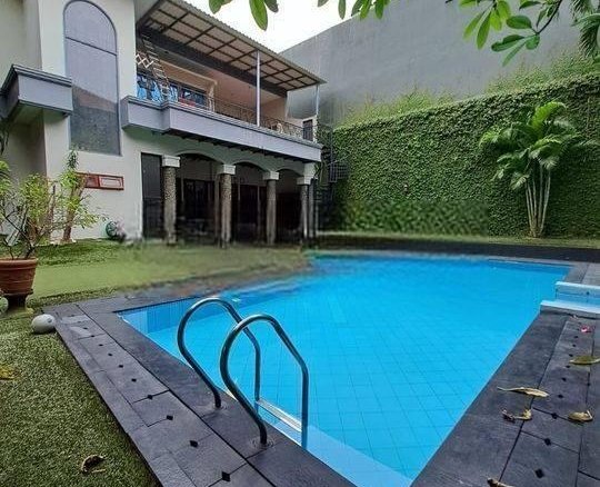 Rumah 2lantai Fully Furnised Dengan Kolam Renang Lebak Bulus